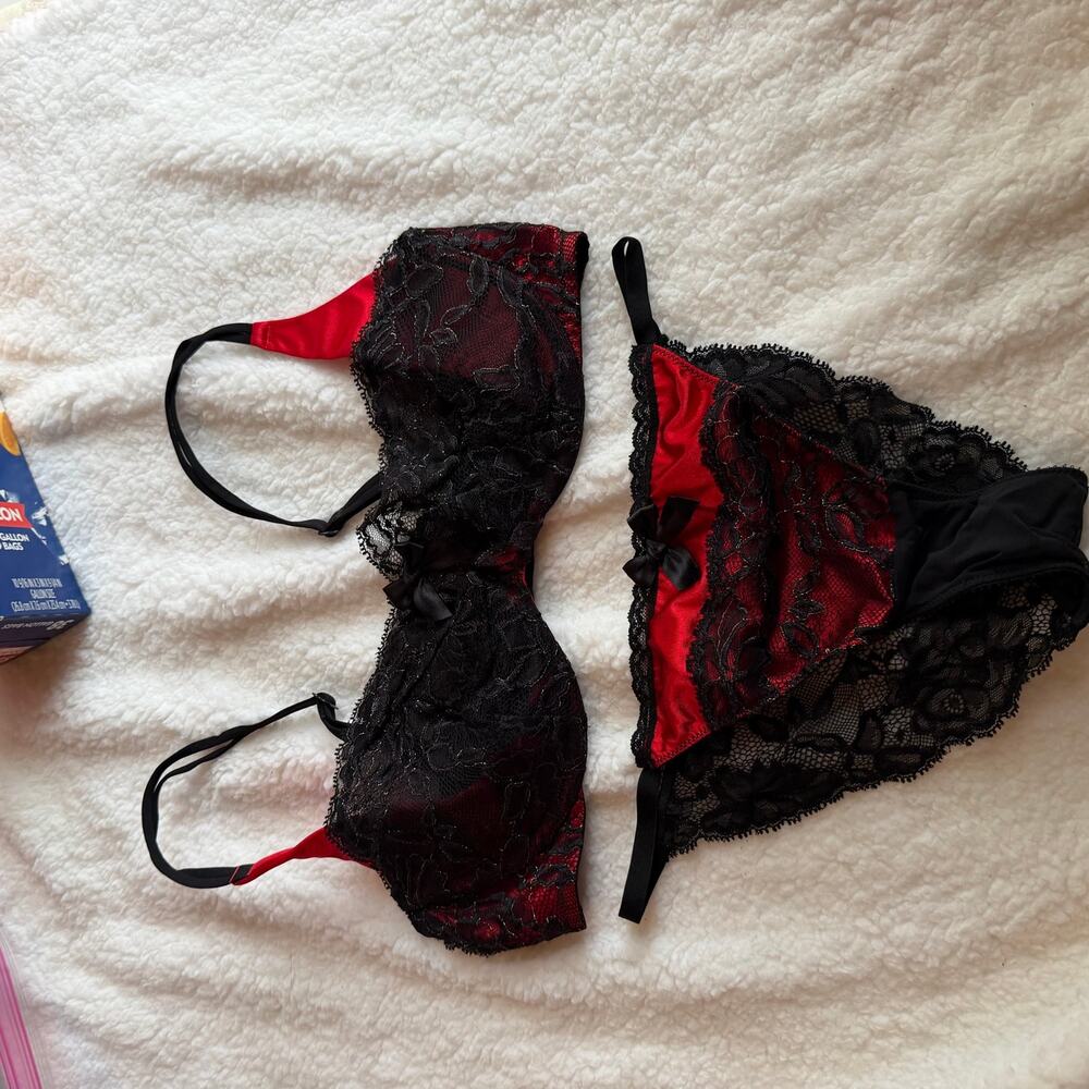 Victoria’s Secret Red lace set 34DD